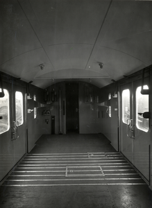 804654 Interieur van een electrisch treinstel mat. 1946 van de N.S.: bagageruimte.